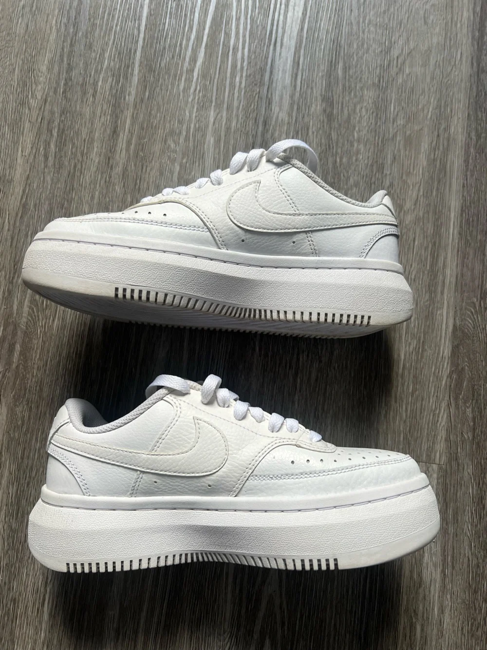 Nike White Women's Sneakers - Picture 2 of 4